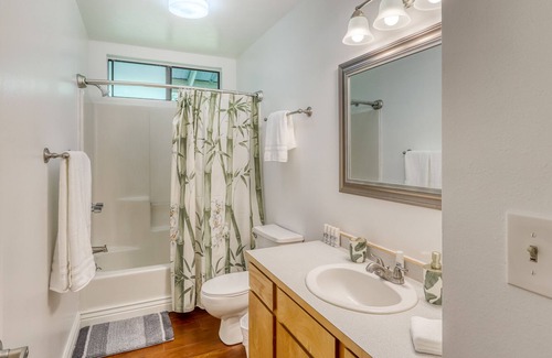 Kapoho Casa | Hermosa casa escondida con lanai envolvente, WiFi, pisos y muebles renovados.