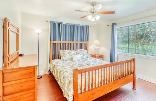 Kapoho Casa | Hermosa casa escondida con lanai envolvente, WiFi, pisos y muebles renovados.
