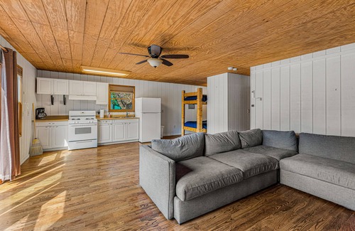 Lake Sequoyah Casa | Beautiful Highlands Cabin 5 minutes to town!