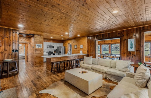Lake Sequoyah Casa | Beautiful Highlands Cabin 5 minutes to town!