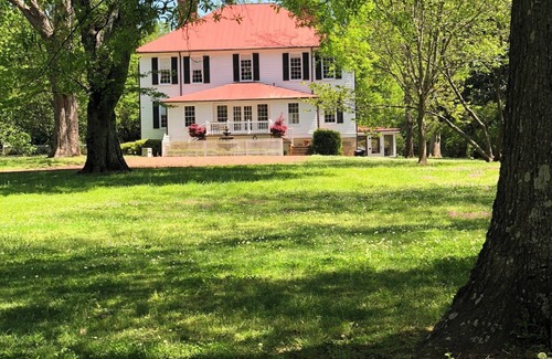 Eatonton Casa | Beautiful historic Antebellum home, 1.5 acres, close to Lake Oconee, Sinclair