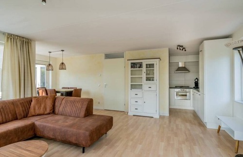 Oude-Tonge Casa | Beautiful holiday home with various extras such as an extended bedroom on the ground floor, veranda