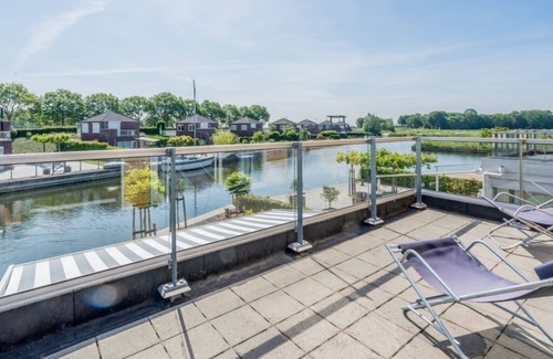 Oude-Tonge Casa | Beautiful holiday home with various extras such as an extended bedroom on the ground floor, veranda