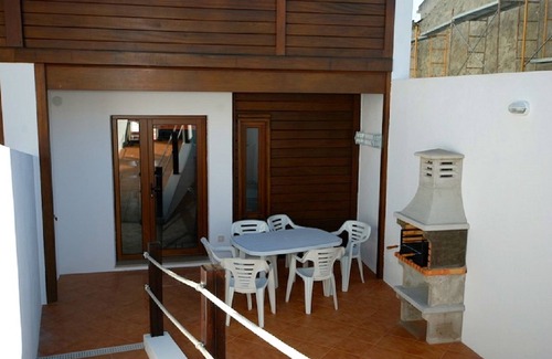 Casais do Rio Casa | Hermosa casa de vacaciones con interiores de madera, cerca de playas y campos de golf.