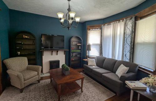 Southeast Omaha Casa | Beautiful Home 7 bd 3000sf for Groups & Families