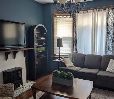 Southeast Omaha Casa | Beautiful Home 7 bd 3000sf for Groups & Families