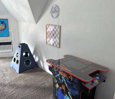 Southeast Omaha Casa | Beautiful Home 7 bd 3000sf for Groups & Families