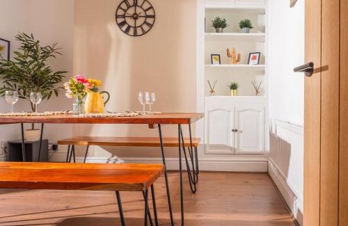 Liverpool Casa | Beautiful Home Away From Home - 3 Bedrooms - 6 Beds - Sleeps 7 - Free Parking