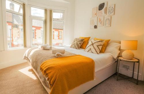 Liverpool Casa | Beautiful Home Away From Home - 3 Bedrooms - 6 Beds - Sleeps 7 - Free Parking