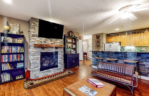Seven Devils Condominio | Beautiful home close to outdoor activities with WiFi, private washer/dryer, deck