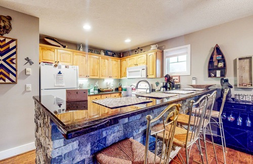 Seven Devils Condominio | Beautiful home close to outdoor activities with WiFi, private washer/dryer, deck