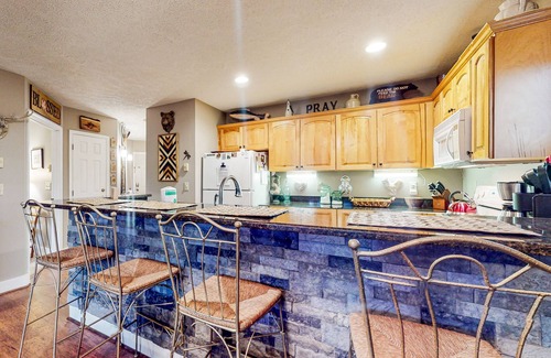 Seven Devils Condominio | Beautiful home close to outdoor activities with WiFi, private washer/dryer, deck