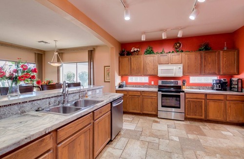 Eloy Casa | Beautiful home in a gated community on a golf course, w