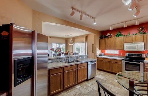 Eloy Casa | Beautiful home in a gated community on a golf course, w