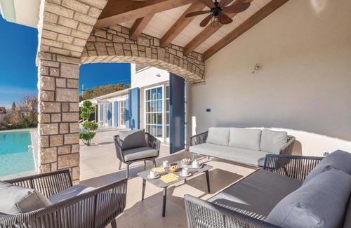 Strpacici Casa | Beautiful home in Babudri with 5 Bedrooms, WiFi and Outdoor swimming pool