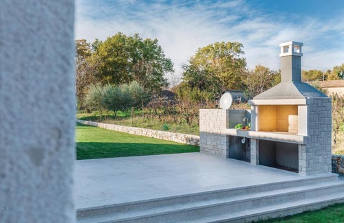 Strpacici Casa | Beautiful home in Babudri with 5 Bedrooms, WiFi and Outdoor swimming pool