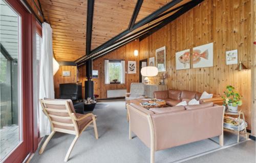 Helberskov Strand Casa | Beautiful Home In Hadsund With Kitchen