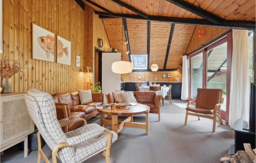 Helberskov Strand Casa | Beautiful Home In Hadsund With Kitchen