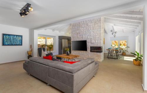 Jadranovo Casa | Beautiful Home In Jadranovo