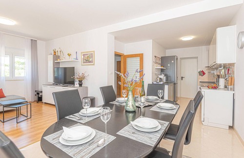 Drnis Casa | Hermosa casa en Kaocine con cocina.