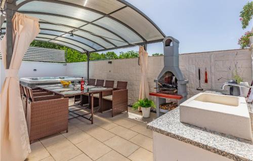 Kavran Casa | Beautiful Home In Kavran With Kitchen
