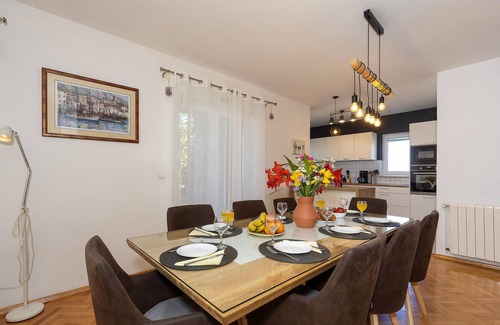 Istok Casa | Hermosa casa en Makarska con cocina.