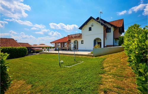 Popovaca Casa | Beautiful Home In Popovaca With Kitchen