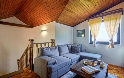 Popovaca Casa | Beautiful Home In Popovaca With Kitchen