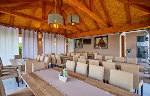 Popovaca Casa | Beautiful Home In Popovaca With Kitchen