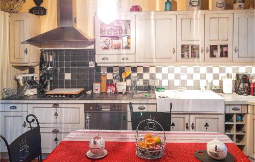 Sainte-Anne-sur-Brivet Casa | Beautiful Home In Salbris