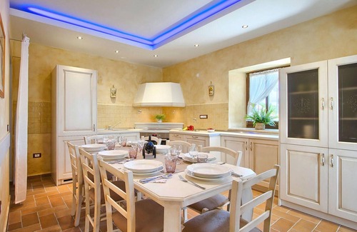 Radetici Casa | Hermosa casa en Tinjan