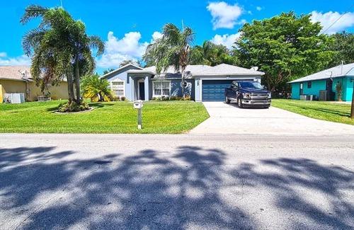 Port Saint Lucie Casa | Beautiful Home in East Port St Lucie. Heated and Screened Saltwater Pool