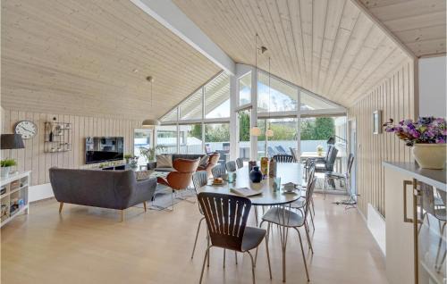 Marielyst Casa | Beautiful Home In Væggerløse With Sauna