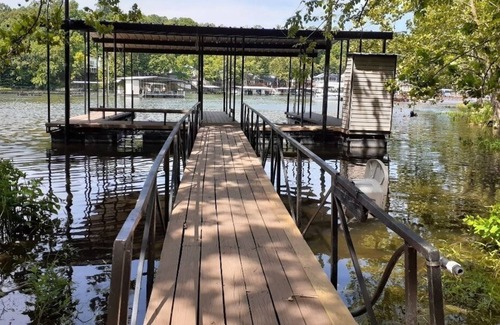 Linn Creek Casa | Beautiful Home on 3 acres and 300' of waterfront.