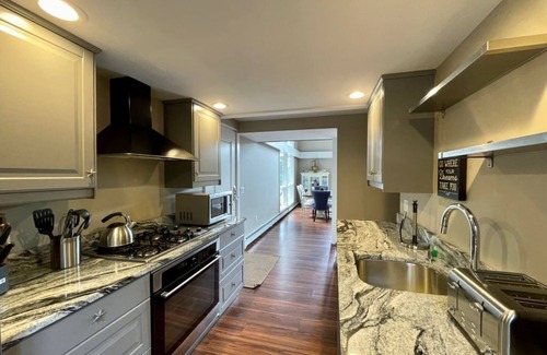West Chatham Casa | Esta hermosa casa frente al lago ha sido completamente renovada.