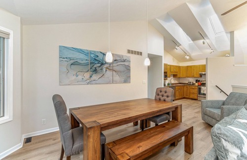 Holland Casa | Beautiful home, quiet neighborhood w hot tub. Close to shopping, beach & trails.