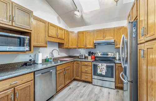 Holland Casa | Beautiful home, quiet neighborhood w hot tub. Close to shopping, beach & trails.