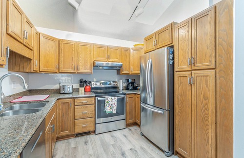 Holland Casa | Beautiful home, quiet neighborhood w hot tub. Close to shopping, beach & trails.