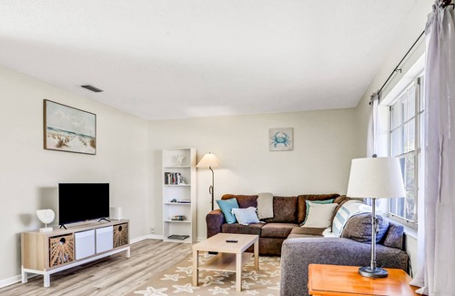 Saint Augustine Shores Casa | Beautiful home with fenced yard, central AC, & washer/dryer