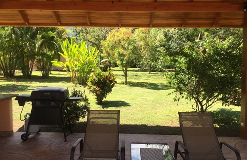 Ojochal Casa | Nuevo en el mercado de alquiler! Hermosa casa: Nuevo Rancho, vista de Mntn, piscina, casita de bonificación