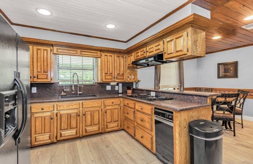 Conroe Casa | Beautiful Home w/Pool & Separate Guesthouse on 6 Acres