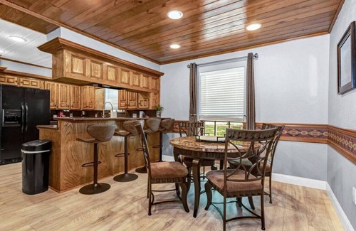 Conroe Casa | Beautiful Home w/Pool & Separate Guesthouse on 6 Acres