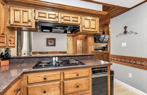 Conroe Casa | Beautiful Home w/Pool & Separate Guesthouse on 6 Acres