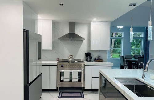 Naples Casa | 424) Beautiful home w/ Pool & soaker tub!