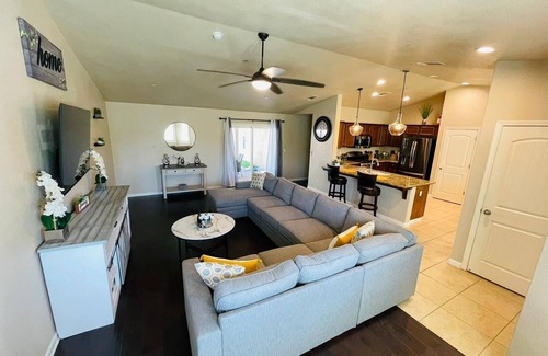 Fresno Casa | Beautiful home W/Pool, Spa, Fire pit & Outdoor grill.