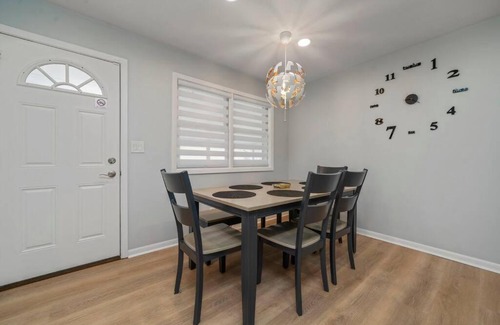 Rockford Casa | Beautiful home with 5 huge bedrooms