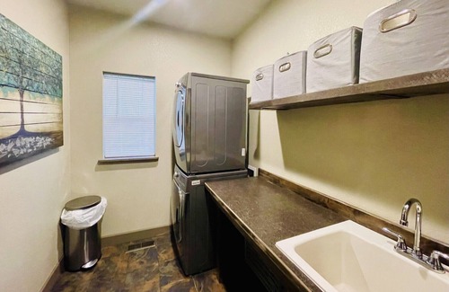 Corvallis Casa | Beautiful home with a hot tub that welcomes pets.