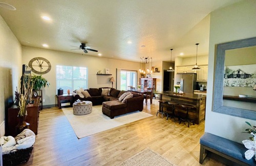 Corvallis Casa | Beautiful home with a hot tub that welcomes pets.