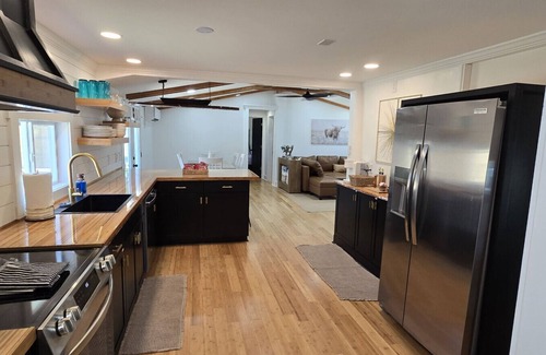 Peletier Casa | Beautiful home with a private Hottub and Pool, only three miles from Emerald Isle Beach