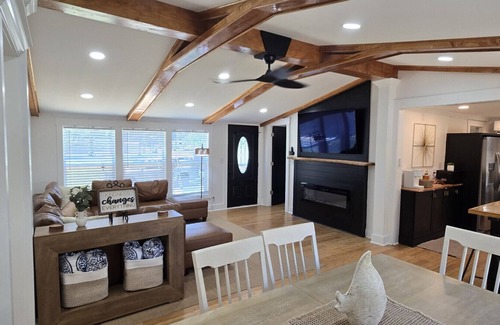 Peletier Casa | Beautiful home with a private Hottub and Pool, only three miles from Emerald Isle Beach